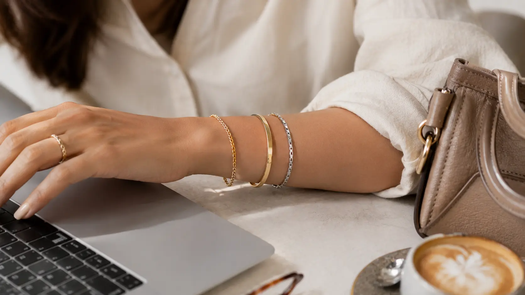 Best Artificial Jewellery for Daily Wear in Pakistan 6 Lightweight bracelets and slim bangles styled for comfortable everyday fashion wear